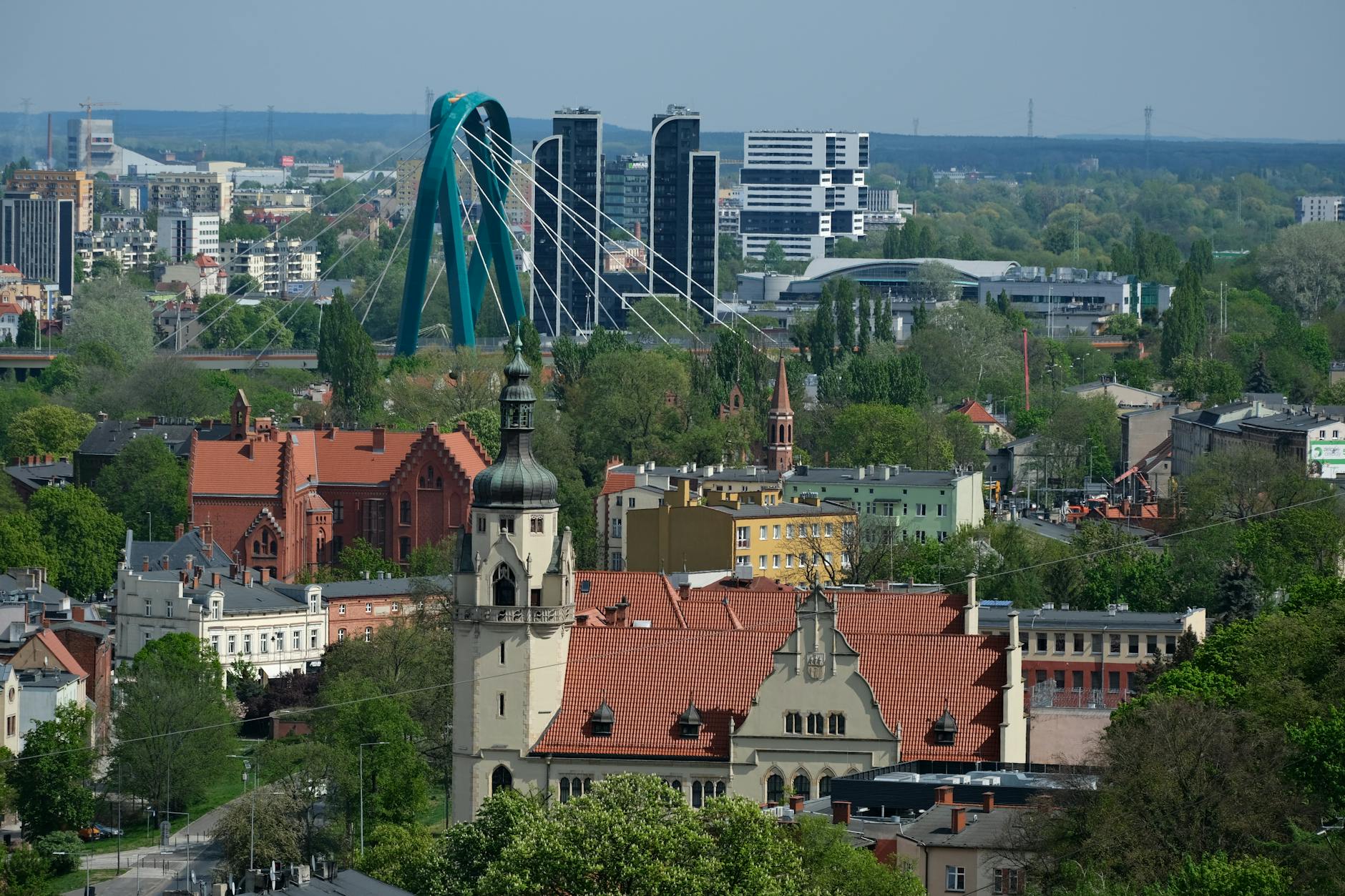 Widok na Zamek Krzyżacki w Działdowie z murami obronnymi i wieżą