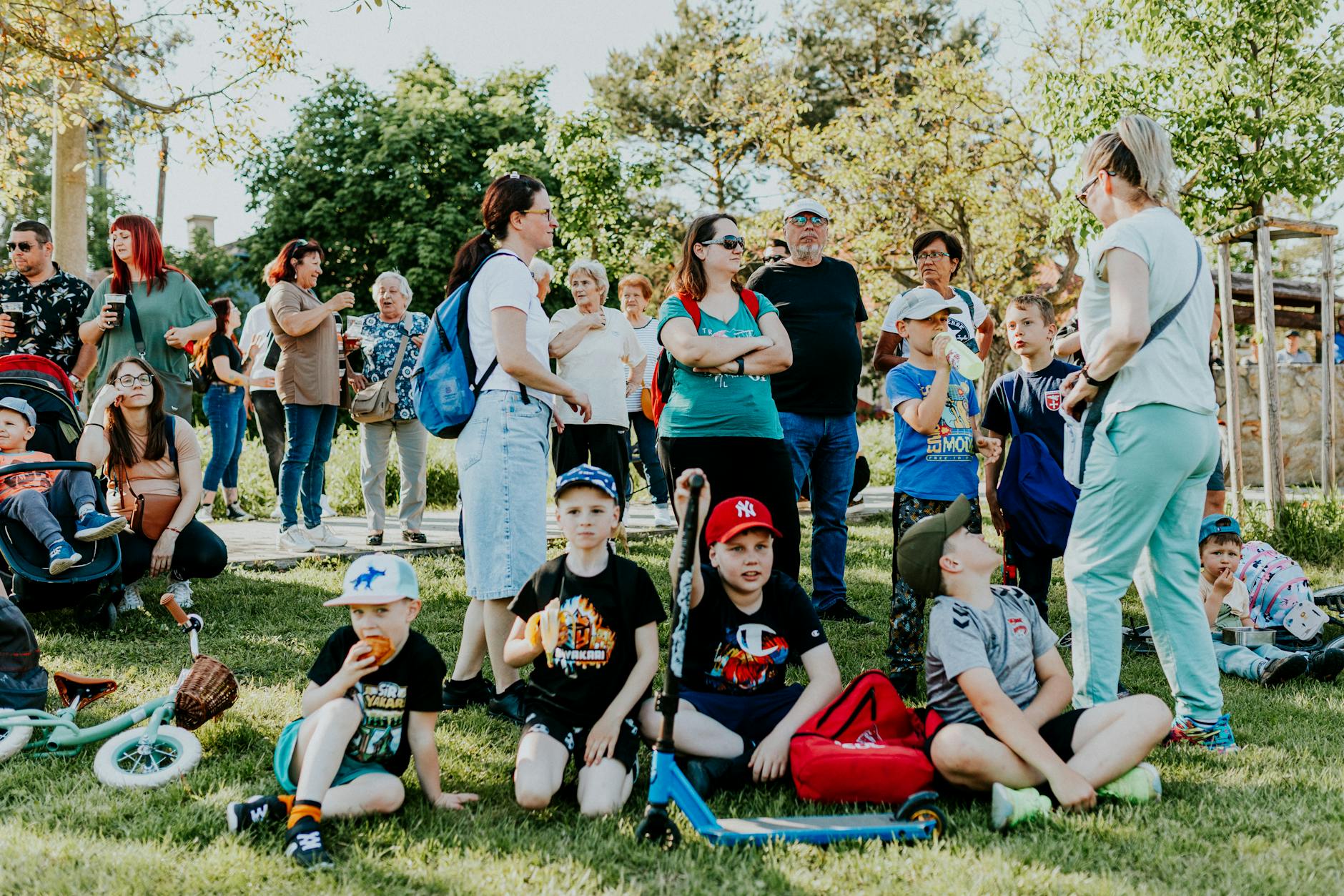 Działdowo - mieszkańcy sprzątający park, symbol Dnia Ziemi