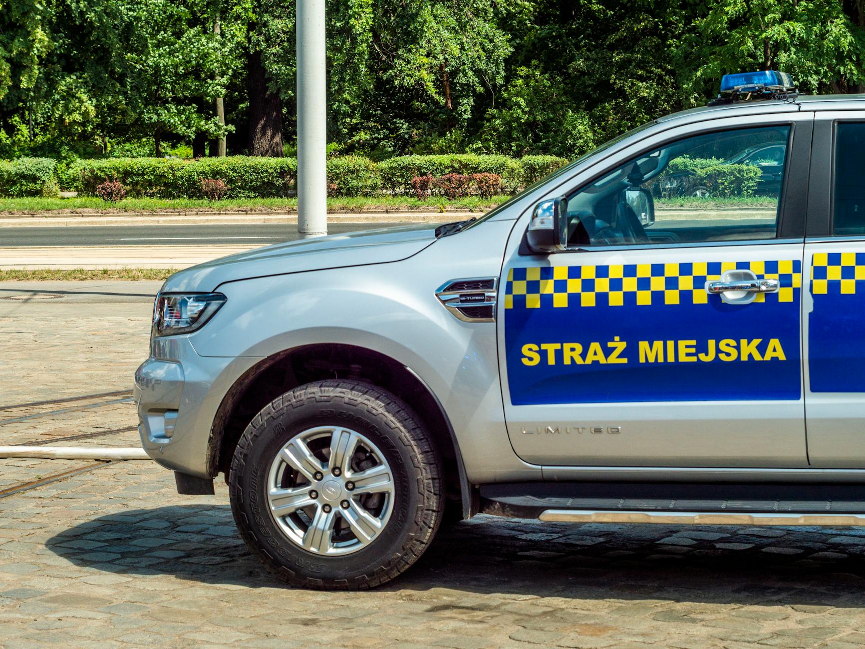 Ilustracja przedstawiająca nowoczesny autobus miejski na tle panoramy Działdowa, symbolizujący uruchomienie komunikacji miejskiej i nowe miejsca pracy.