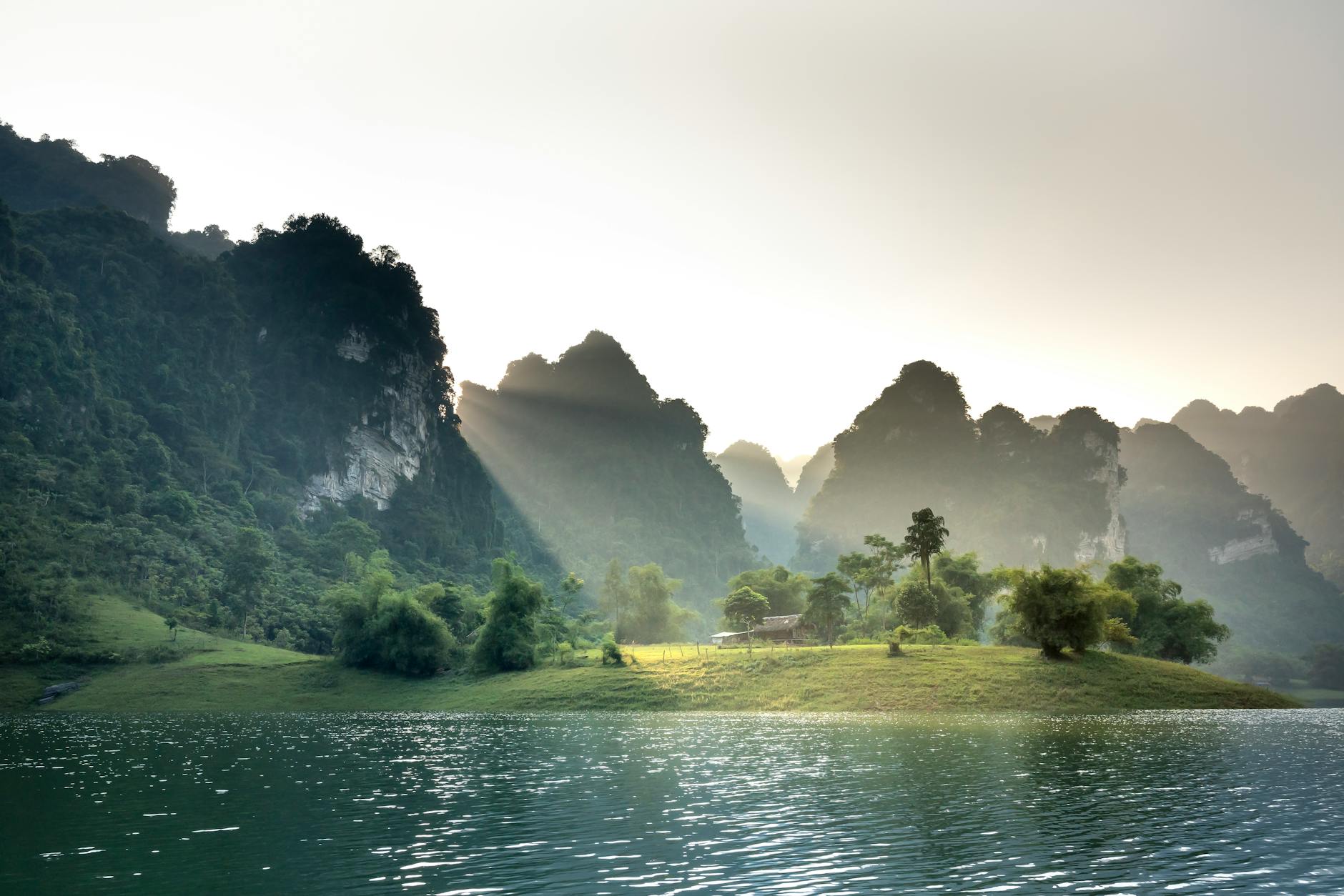 Nowoczesny autobus elektryczny na tle miasta Działdowo, symbolizujący przetarg na elektrobusy.